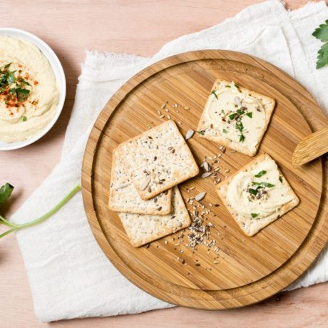 Crackers cu hummus