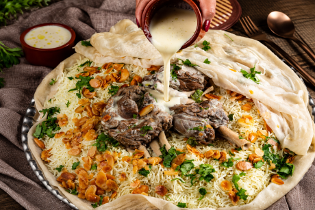 Mansaf traditional cu orez basmati, carne de miel si sos de iaurt